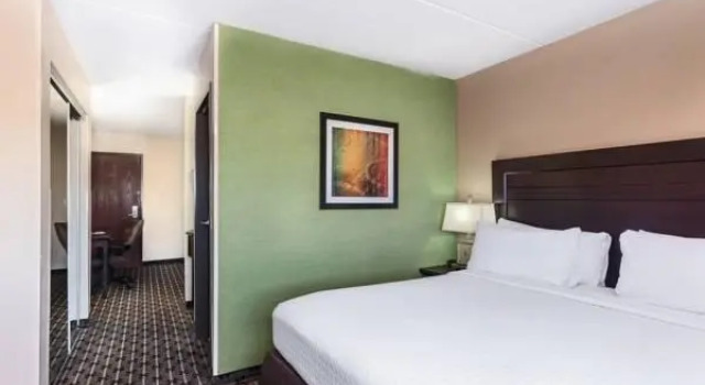 Люкс Crowne Plaza Milwaukee Airport by IHG