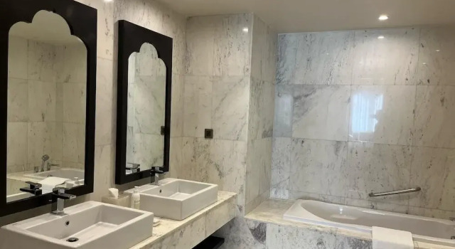 1 soveværelse i konge- suite Le Meridien Thimphu