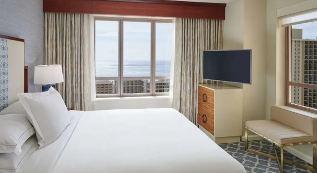 Люкс с 2 комнатами с балконом и с видом на океан Hilton Grand Vacations Club Grand Waikikian Honolulu