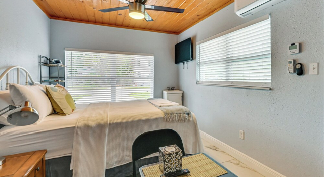 1 Mi to Midtown & Stadium! Couple's Haven in Tampa
