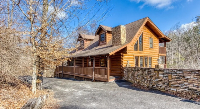 The Wildlife Lodge - Great Location! Close To Tanger Outlets! 5 Bedroom Cabin by RedAwning