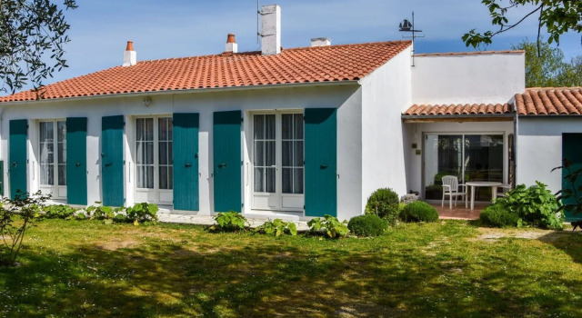 Spacious Holiday Home Near Sea in Loix, Rezerwuj Hotel Hotele w Charente-Maritime z parkingiem, Parking
