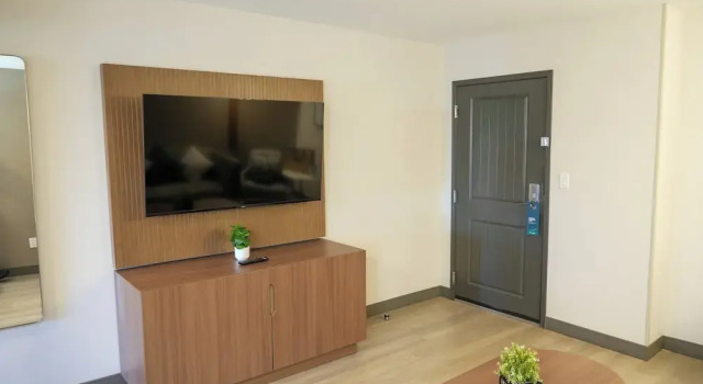 Люкс c 1 комнатой Holiday Inn & Suites Phoenix Airport by IHG