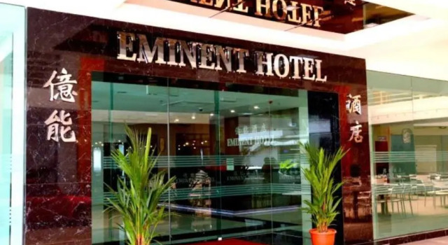 Кровать в общем номере Eminent Hotel