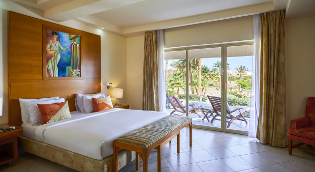 Полулюкс Отель Parrotel Beach Resort