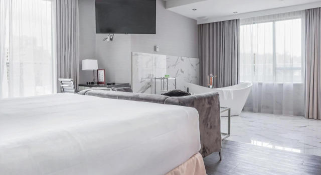 Executive Plaza Hotel Metro Vancouver, Забронировать Отель Отели Кокуитлам с бассейном, Бассейн
