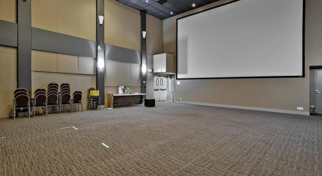 Fenwick Vacation Rental Sophisticated Mountain 2 Bedroom w Pool & Movie Theatre -, Prenota Hotel Canmore Alberta