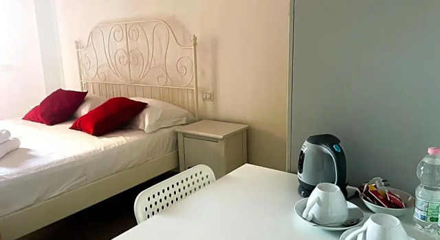 Holiday Garibaldi, Забронировать Отель Отели Неаполя 3 звезды, рядом с Кафедральный собор Неаполя, 3*