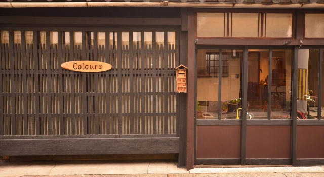 Colours - Hostel
