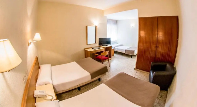 Трёхместный номер Hotel Leuka