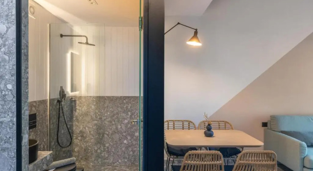 The 8 Keys, Book Hotel Chrisi Akti 
