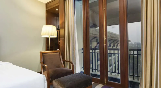 Клубный номер Standard с балконом Отель Chatrium Royal Lake Янгон