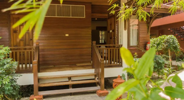 Коттедж Coral Hotel Bangsaphan