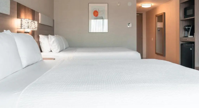 Четырёхместный номер Standard Holiday Inn Express Kingston Central by IHG
