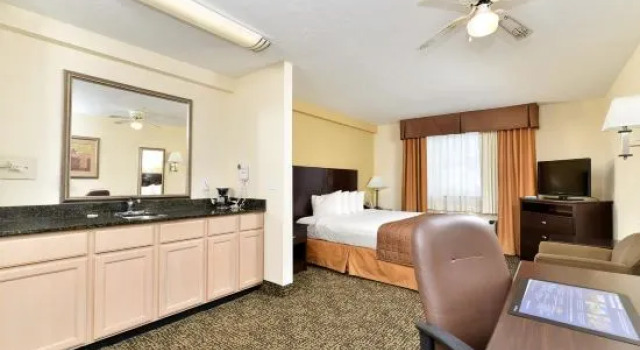 Шестиместный люкс Best Western Elyria