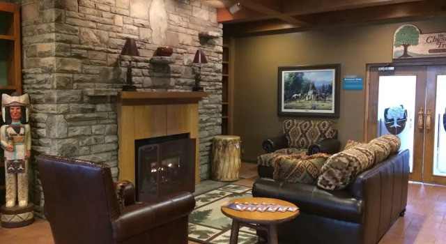 Chestnut Tree Inn - Cherokee, Забронировать Отель Чероки Аппалачи, рядом с Золотодобывающая и рубиновая шахта Smokey Mountain