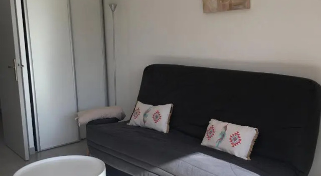Studio cabine ensoleillé en plein centre ville dans résidence avec piscine