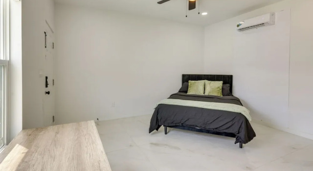 Pool & Beach Access: Modern SPI Studio Near Bars!, Book Lejlighed Padre Island USA