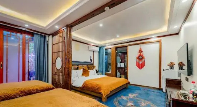 Кровать в общем номере Floral Hotel· Yuebanwan | Coffee & Adorable Pets·Sunlit Golden Mountains·Designer Courtyard Hotel