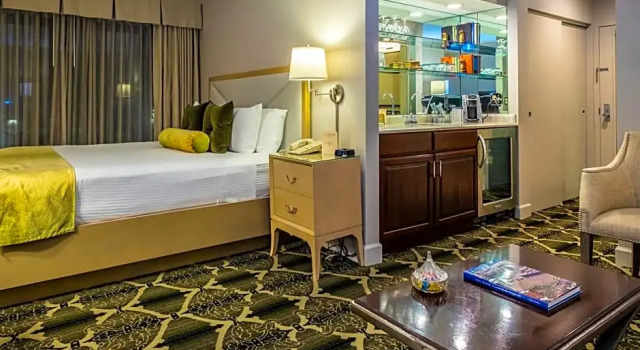 Двухместный люкс с балконом Bell Tower Hotel