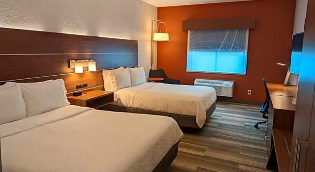 Четырёхместный номер Standard Holiday Inn Express Winfield by IHG