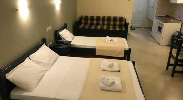 Четырёхместный номер Standard с балконом Adonis Hotel