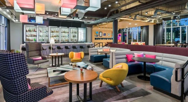 Кровать в общем номере Aloft by Marriott Jacksonville Airport