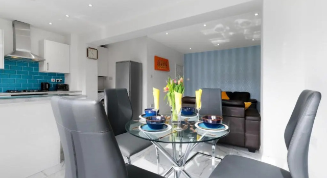 Коттедж Harrow Hse 3 Bedrooms 2 Bathrooms Off Road Parking
