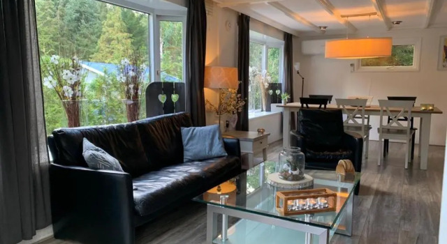 78 m2 double chalet - SAUNA -bubbel HOTTUB veranda-woods--big outdoor woodstove-BBQ, Rezerwuj Chalet Hotele w Veluwe z parkingiem, Parking