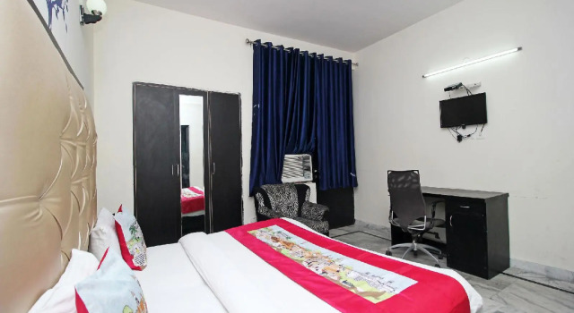 OYO 9069 Hotel WP 13, Забронировать Отель Нойда штат Уттар-Прадеш
