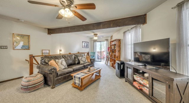 Апартаменты с 2 комнатами с балконом Ruidoso Home w/ Balcony ~ 16 Mi to Ski Apache!