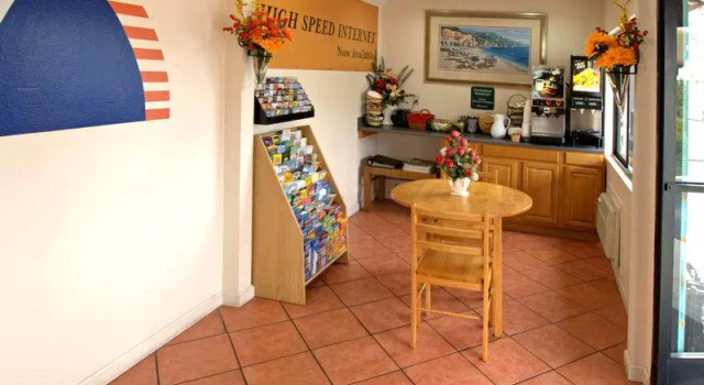 Четырёхместный люкс с 2 комнатами DOWNTOWN SLO INN - SAN LUIS OBISPO