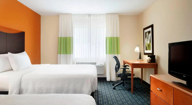 Четырёхместный номер Standard Fairfield Inn & Suites by Marriott Champaign