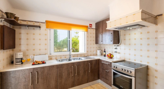 Вилла с 2 комнатами с балконом и с видом на бассейн Villa Sunshine - Escapadinha tranquila com piscina e BBQ em Armação de Pêra