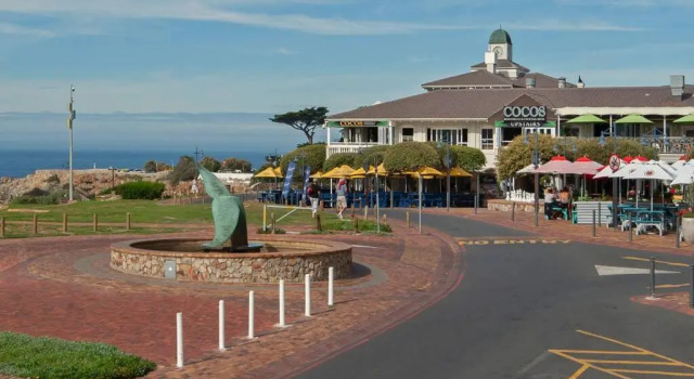 Апартаменты Marine Court 5 by BACK IN TOWN - 2Bedroom Ocean-facing Apt in Hermanus Centre