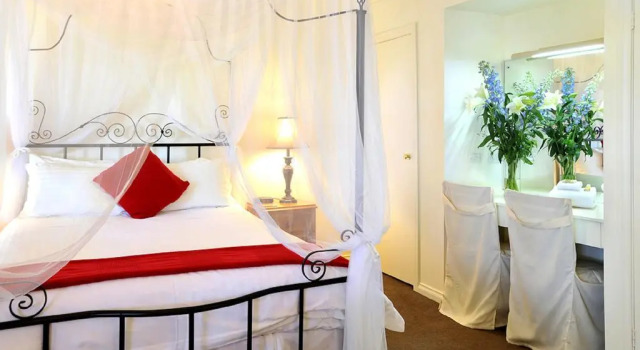 Holly Lodge, Rezerwuj Hotel Hotele w Dandenong Ranges z parkingiem, Parking