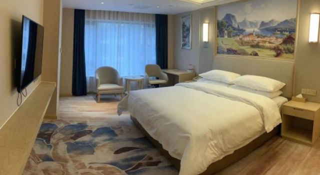 Люкс Deluxe Vienna Hotel (Xinjin Old Pier, Liujianian Metro Station)