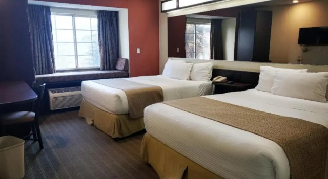 Четырёхместный номер Standard Microtel Inn and Suites by Wyndham Toluca