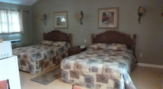 Четырёхместный номер Standard с видом на озеро Burleigh Falls Inn