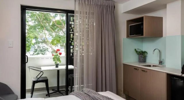 Двухместная студия Deluxe с балконом Ascot Budget Inn & Residences