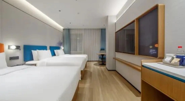 Кровать в общем номере Starway Hotel