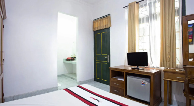 RedDoorz near Adisucipto Airport, Rezerwuj Hotel Sleman Yogyakarta Province