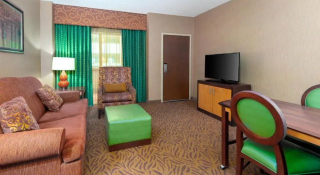 Люкс с видом на сад Embassy Suites Omaha- La Vista/ Hotel & Conference Center