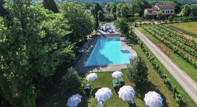 Коттедж Authentic farmhouse with pool