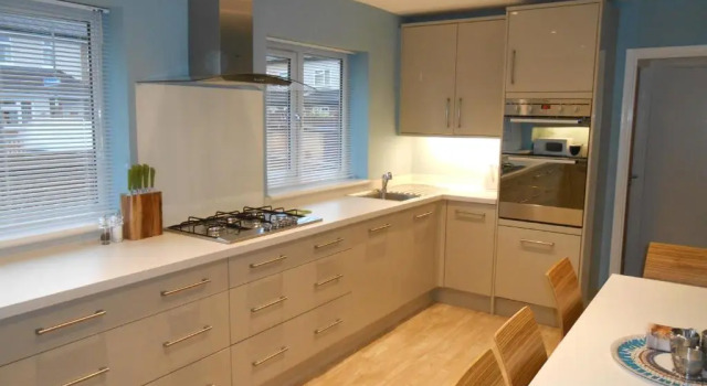 Luxury 4 Bed 3 Bathroom Bungalow , South West of London, The Dapples