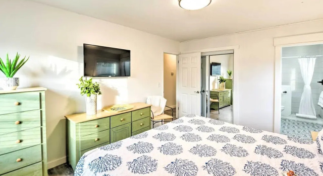 Bright Beaufort Home w/ Porch & Fire Pit!, Réserver Maison de vacances Beaufort 