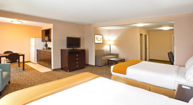 Четырёхместный люкс Holiday Inn Express & Suites Van Wert by IHG