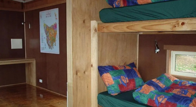 Кровать в общем номере Base Camp Tasmania