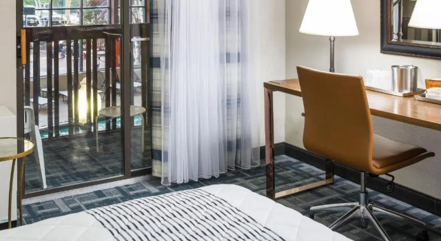 Четырёхместный номер Standard с балконом и с видом на бассейн Hotel 1620 Plymouth Harbor