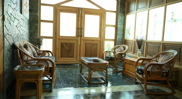 Tree of Life Lakeside Cottage, Srinagar, Забронировать Дом для отпуска Виллы Сринагара, рядом с Мемориальный сад тюльпанов имени Индиры Ганди, Вилла